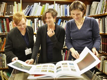 Professor Patricia G. Berman (in the middle), with colleagues, looking at the book "Munch on Paper". (Photo: Annica Thomsson) Professor Patricia G. Berman (in the middle), with colleagues, looking at the book "Munch on Paper". (Photo: Annica Thomsson)