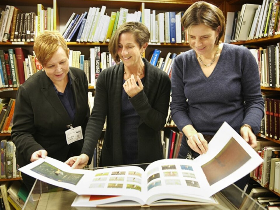 Professor Patricia G. Berman (in the middle), with colleagues, looking at the book 'Munch on Paper'. (Photo: Annica Thomsson)