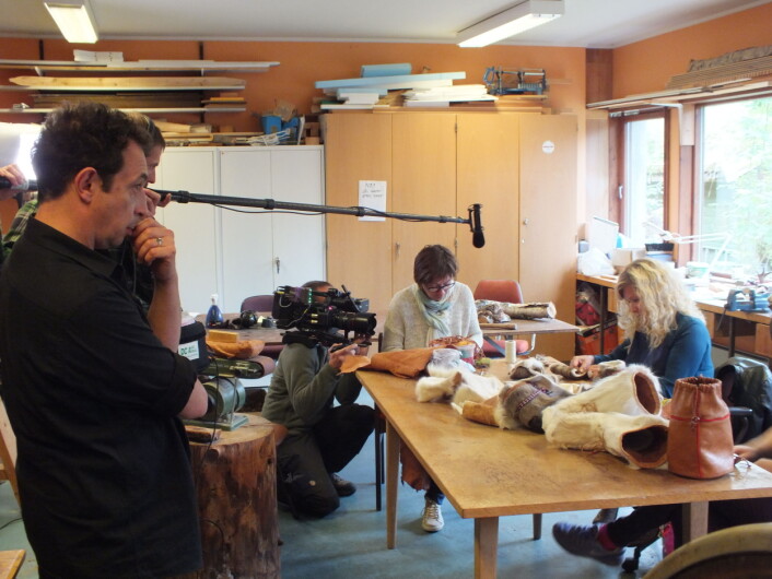 Om konsekvensar for doudtie (handverk)/On the consequences for doudtie (handicraft). Filmregissør Olivier Julien nærmest kamera/The film director Olivier Julien closest to the camera. Om konsekvensar for doudtie (handverk)/On the consequences for doudtie (handicraft). Filmregissør Olivier Julien nærmest kamera/The film director Olivier Julien closest to the camera.