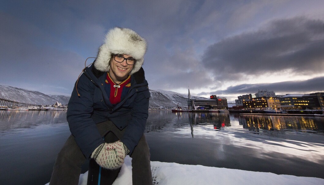 – Møtet med byen ble en vekker i forhold til hvem jeg er og hvilke verdier jeg har med meg, sier Lars Helander. Han liker Tromsø, men er likevel veldig klar på at han vil flytte tilbake til Sápmi når han er ferdig utdannet psykolog. (Foto: Stig Brøndbo) – Møtet med byen ble en vekker i forhold til hvem jeg er og hvilke verdier jeg har med meg, sier Lars Helander. Han liker Tromsø, men er likevel veldig klar på at han vil flytte tilbake til Sápmi når han er ferdig utdannet psykolog. (Foto: Stig Brøndbo)
