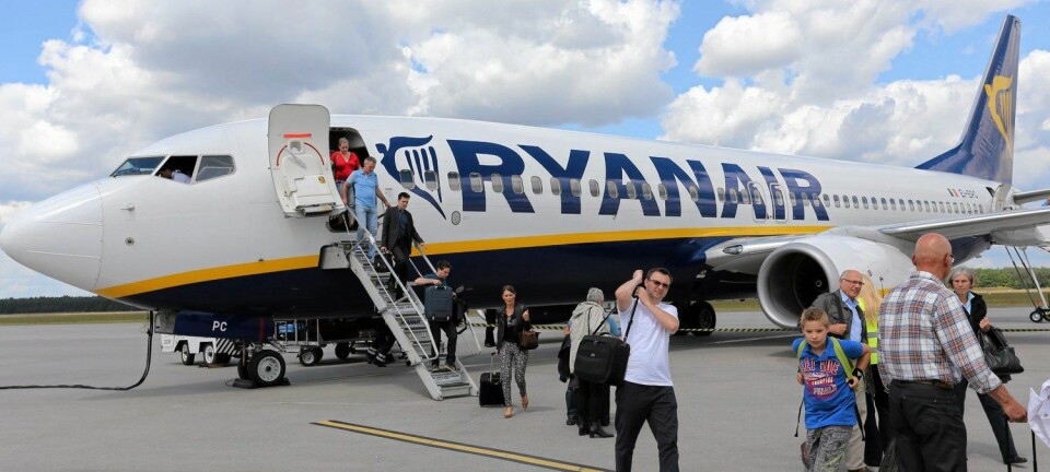 Lavprisselskapet Ryanair seier opp avtalen med flyplassen Rygge i Moss fordi dei ikkje vil betale flyseteavgifta. – Vi bør kanskje ikkje trakte etter gnitne turistar som tviheld på lommeboka. Dei får heller bli heime, meiner kronikkforfattaren. (Foto: Reuters)