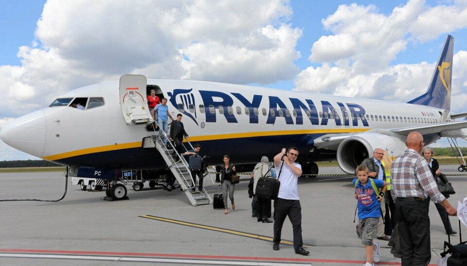 Lavprisselskapet Ryanair seier opp avtalen med flyplassen Rygge i Moss fordi dei ikkje vil betale flyseteavgifta. – Vi bør kanskje ikkje trakte etter gnitne turistar som tviheld på lommeboka. Dei får heller bli heime, meiner kronikkforfattaren. (Foto: Reuters)
