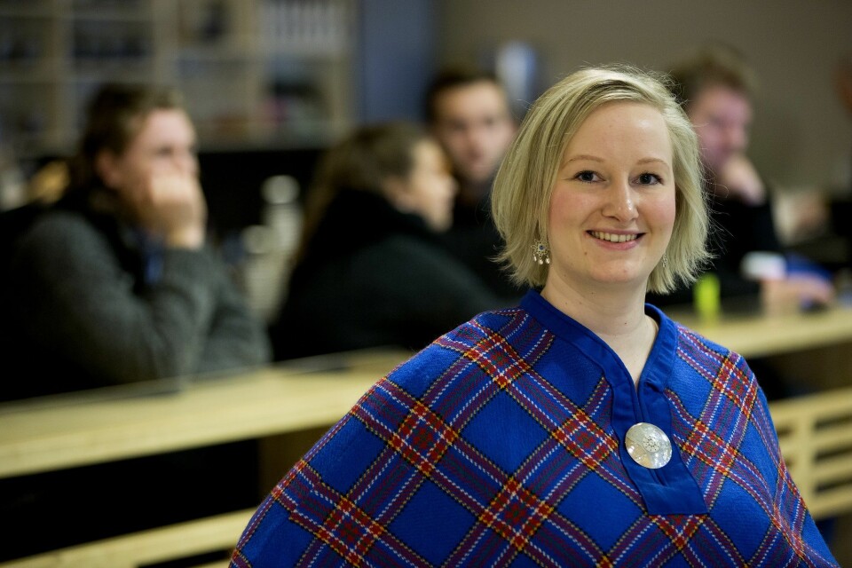– Det var først da jeg flyttet til Trondheim for å studere at jeg ble bevisstgjort min samiske tilhørighet, sier Kajsa Kemi Gjerpe. Nå forsker hun på samisk identitet ved UiT. (Foto: Stig Brøndbo)