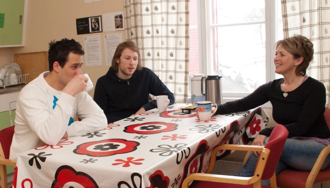 For noen år siden var Kevin Nystad (t.v) alene og på rømmen fra vold og trusler. Da sosialarbeider Marianne Andreassen (t.h), kom hjem til ham, endret det situasjonen hans helt. Han ble lærling i Sortland kommune. Her sitter de to sammen med Øystein Bjørnstad Lindbeck, prosjektmedarbeider i Sortland. (Foto: Hanne Løkås Veigård) For noen år siden var Kevin Nystad (t.v) alene og på rømmen fra vold og trusler. Da sosialarbeider Marianne Andreassen (t.h), kom hjem til ham, endret det situasjonen hans helt. Han ble lærling i Sortland kommune. Her sitter de to sammen med Øystein Bjørnstad Lindbeck, prosjektmedarbeider i Sortland. (Foto: Hanne Løkås Veigård)