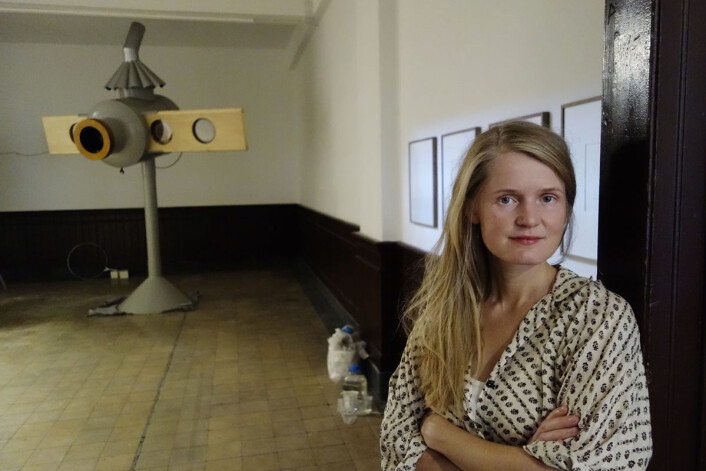Toril Johannessen bruker optikk og optiske instrumenter i installasjonene sine. Her står hun foran en laterna magica, direkte oversatt en magisk lampe eller et lysbildeapparat, på utstillingen Extraordinary Popular Delusions. Lyskilden til denne laterna magica er en oljelampe, slik det også var i da laterna magica ble utbredt på 1800-tallet. (Foto: Arne Skaug Olsen) Toril Johannessen bruker optikk og optiske instrumenter i installasjonene sine. Her står hun foran en laterna magica, direkte oversatt en magisk lampe eller et lysbildeapparat, på utstillingen Extraordinary Popular Delusions. Lyskilden til denne laterna magica er en oljelampe, slik det også var i da laterna magica ble utbredt på 1800-tallet. (Foto: Arne Skaug Olsen)