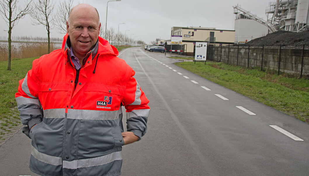 Den er verdens første – Ronald Verbruggen står på bioasfalten, som logisk nok ligger på veien rett forbi asfaltfabrikken. (Foto: Georg Mathisen) Den er verdens første – Ronald Verbruggen står på bioasfalten, som logisk nok ligger på veien rett forbi asfaltfabrikken. (Foto: Georg Mathisen)