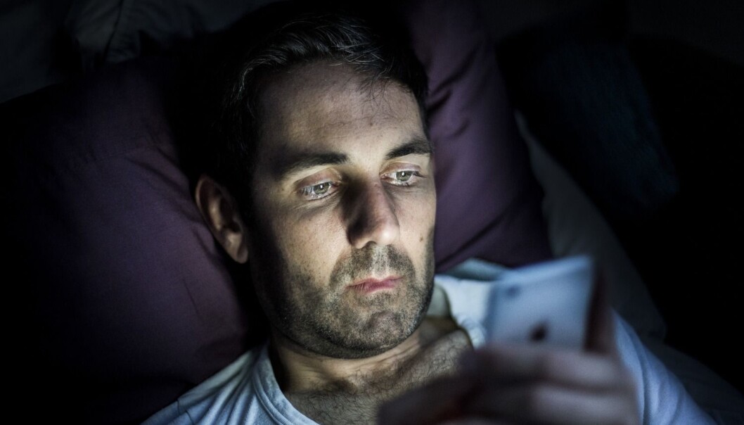 Mange mister det sentrale synsfeltet etterhvert som de blir eldre. Nå kan apper på mobiltelefonen snart gjøre samme nytten som en tur hos øyelegen, ifølge en svensk studie. (Foto: Science Photo Library, NTB scanpix) Mange mister det sentrale synsfeltet etterhvert som de blir eldre. Nå kan apper på mobiltelefonen snart gjøre samme nytten som en tur hos øyelegen, ifølge en svensk studie. (Foto: Science Photo Library, NTB scanpix)
