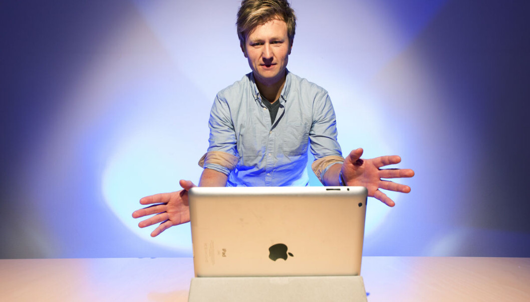 We’ve been able to scroll through pages for some time. Now we’re working on selecting and moving objects, or saying stop by raising a hand, says Petter Risholm at SINTEF. (Photo: Werner Juvik/SINTEF) We’ve been able to scroll through pages for some time. Now we’re working on selecting and moving objects, or saying stop by raising a hand, says Petter Risholm at SINTEF. (Photo: Werner Juvik/SINTEF)