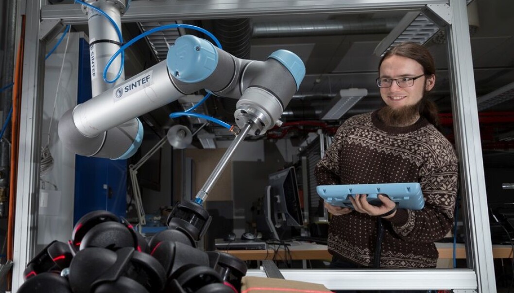 Researcher Sigurd Albrektsen is sitting at a PC that calibrates the settings of two robotic arms and a box of castors. (Photo: SINTEF /Thor Nielsen) Researcher Sigurd Albrektsen is sitting at a PC that calibrates the settings of two robotic arms and a box of castors. (Photo: SINTEF /Thor Nielsen)