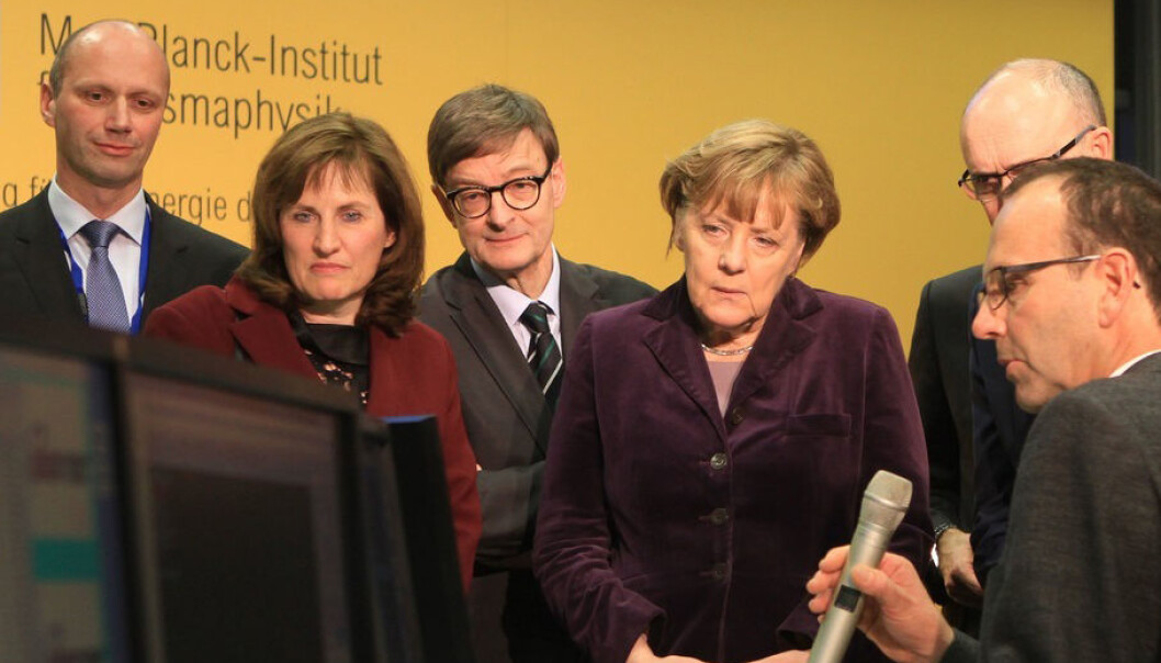 Merkel og forskerne kikker spent etter resultatet, etter at forbundskansleren trykte på knappen. (Foto: IPP, Norbert Fellechner) Merkel og forskerne kikker spent etter resultatet, etter at forbundskansleren trykte på knappen. (Foto: IPP, Norbert Fellechner)