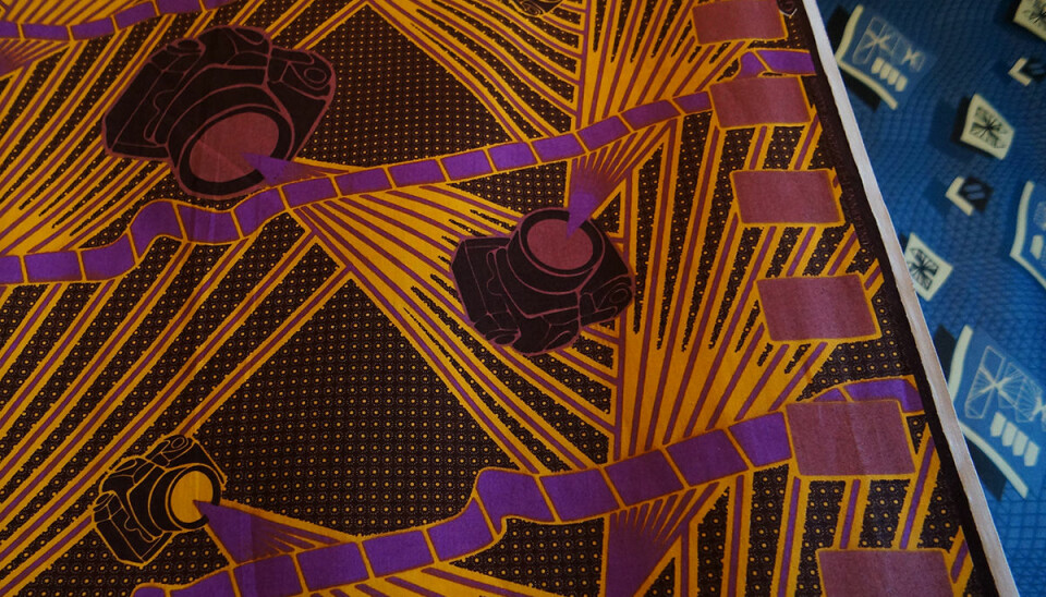 Toril Johannessen reiste til Ghana for å lage voksbatikk med motiver fra optikk og optiske illusjoner. Hun tar i bruk fysikkens lover på nye og uvante måter i tekster og grafikk. (Grafikk: Toril Johannessen, fra utstillingen Unlearning Optical Illusions, Norsk Skulpturbiennale 2015, Vigelandsmuseet)