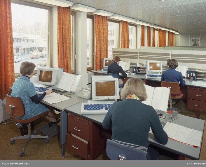 En studie av vekt og aktivitet hos voksne i Norge, innhentet mellom 1974 og 1994, viste at kvinner med stillesittende eller lett fysisk arbeid faktisk lavere BMI enn de som var mer aktive, igjennom hele perioden. Bildet viser kvinner foran datamaskiner ved Storebrand-Idun forsikring i 1976. (Foto: digitaltmuseum.no, lisens: CC BY-SA) En studie av vekt og aktivitet hos voksne i Norge, innhentet mellom 1974 og 1994, viste at kvinner med stillesittende eller lett fysisk arbeid faktisk lavere BMI enn de som var mer aktive, igjennom hele perioden. Bildet viser kvinner foran datamaskiner ved Storebrand-Idun forsikring i 1976. (Foto: digitaltmuseum.no, lisens: CC BY-SA)
