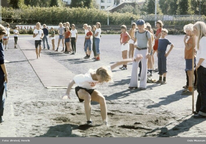 Barn i bevegelse på Frogner stadion, en gang mellom 1975 og 1980. Er dagens unger mindre aktive? (Foto: Henrik Ørsted, Digitalt Museum) Barn i bevegelse på Frogner stadion, en gang mellom 1975 og 1980. Er dagens unger mindre aktive? (Foto: Henrik Ørsted, Digitalt Museum)