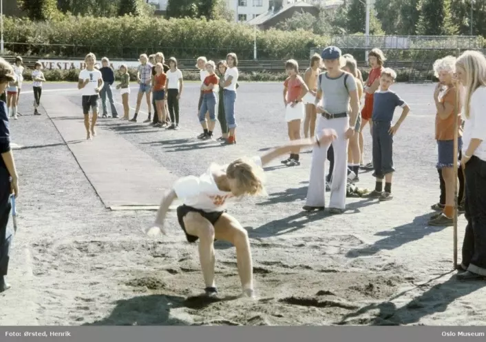 Barn i bevegelse på Frogner stadion, en gang mellom 1975 og 1980. Er dagens unger mindre aktive? (Foto: Henrik Ørsted, Digitalt Museum)
