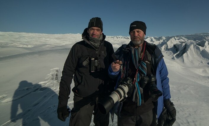 Felix Heintzenberg (t.v) og Tom Schandy er begge biologer og naturfotografer. De møttes i en felles interesse for ugler.  (Foto: Privat) 