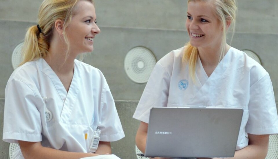 Nursing students Emilie Vinnes and Malin Theissen at the UiS can well understand why the e-compendia are so popular. (Photo: Asbjørn Jensen)