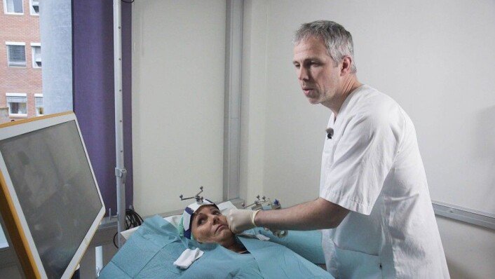 Daniel Fossum Bratbak er lege i spesialisering ved Nevrokirurgisk avdeling med St. Olavs Hospital. Her injiserer han botox inn i en nerveknute. (Foto: Per Ingvar Rognes/NRK.) Daniel Fossum Bratbak er lege i spesialisering ved Nevrokirurgisk avdeling med St. Olavs Hospital. Her injiserer han botox inn i en nerveknute. (Foto: Per Ingvar Rognes/NRK.)