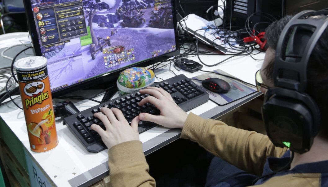 Flere studier tyder nå på at unge som spiller mye dataspill, også er gode i engelsk. Her fra The Gathering på Hamar. (Foto: NTB Scanpix) Flere studier tyder nå på at unge som spiller mye dataspill, også er gode i engelsk. Her fra The Gathering på Hamar. (Foto: NTB Scanpix)