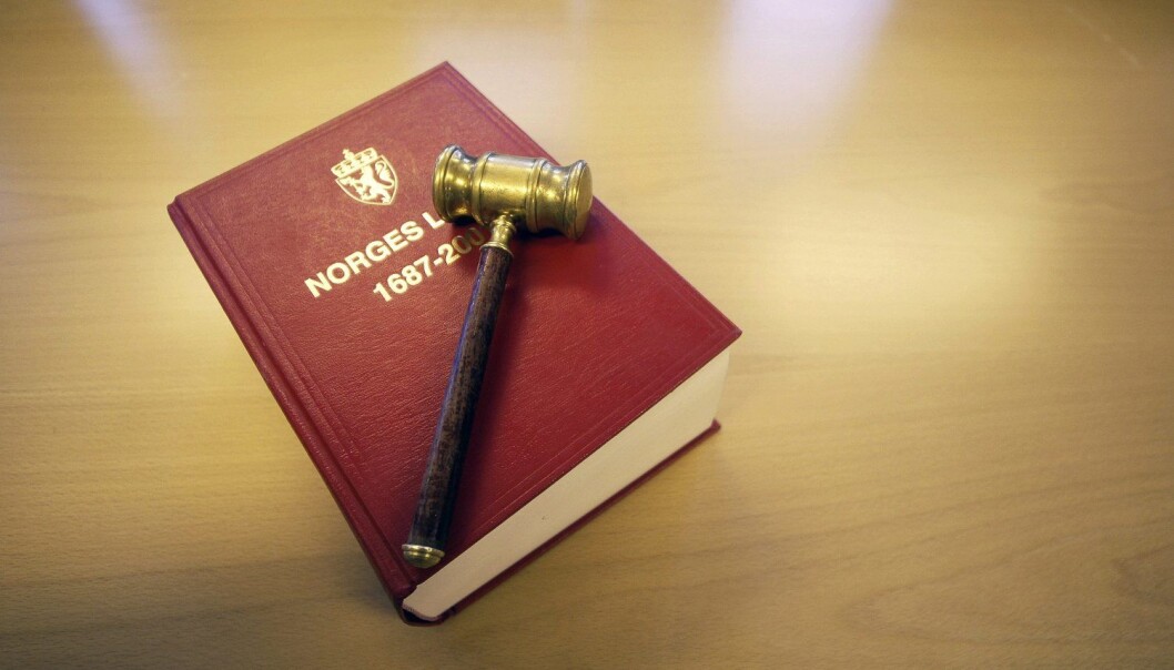 I Sverige ble syv lover på diskrimineringsfeltet samlet til en felles diskrimineringslov som trådte i kraft i 2009. I Norge gikk er forslaget å forene fire lover i en ny, samlet likestillings- og diskrimineringslov. (Foto: Samfoto, NTB Scanpix) I Sverige ble syv lover på diskrimineringsfeltet samlet til en felles diskrimineringslov som trådte i kraft i 2009. I Norge gikk er forslaget å forene fire lover i en ny, samlet likestillings- og diskrimineringslov. (Foto: Samfoto, NTB Scanpix)
