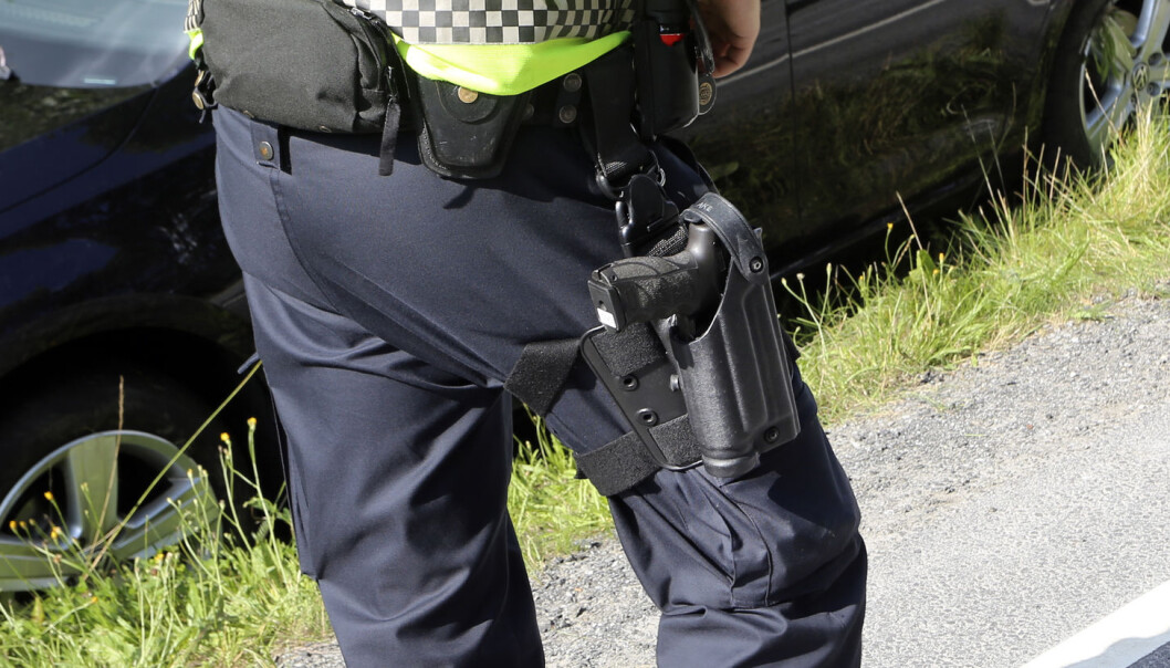 Operative tjenestekvinner i politiet mer skeptisk til bevæpning enn menn, og enkelte politistasjoner i Oslopolitiet er i større grad tilhengere av bevæpning enn ansatte ved andre tjenestesteder. (Foto: Samfoto / NTB Scanpix) Operative tjenestekvinner i politiet mer skeptisk til bevæpning enn menn, og enkelte politistasjoner i Oslopolitiet er i større grad tilhengere av bevæpning enn ansatte ved andre tjenestesteder. (Foto: Samfoto / NTB Scanpix)