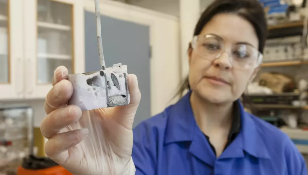 Ana María Martínez believes that high-temperature electrolysis can be used to recover rare earth metals from scrap. In this photo, she has just opened a crucible used in an electrolysis experiment. (Photo: SINTEF / Thor Nielsen)