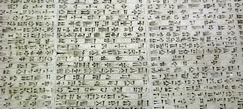 Babylonsk kileskrift. Forskere har nå tydet flere steintavler, og har avdekket avanserte matematiske metoder hos de babylonske astronomene. Denne tavlen forteller om kongen Nebukadnesar II. (Foto: Prisma/NTB Scanpix)