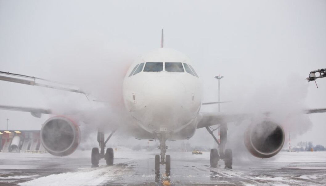 Bildet viser hvordan vingene på fly vanligvis behandles for å fjerne og forebygge is. Nå tror forskere at de har funnet fram til en enklere fremgangsmåte. (Foto: Jaromir Chalabala/Shutterstock/NTB scanpix) Bildet viser hvordan vingene på fly vanligvis behandles for å fjerne og forebygge is. Nå tror forskere at de har funnet fram til en enklere fremgangsmåte. (Foto: Jaromir Chalabala/Shutterstock/NTB scanpix)