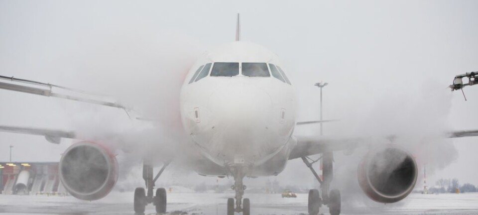 Bildet viser hvordan vingene på fly vanligvis behandles for å fjerne og forebygge is. Nå tror forskere at de har funnet fram til en enklere fremgangsmåte.  (Foto: Jaromir Chalabala/Shutterstock/NTB scanpix)