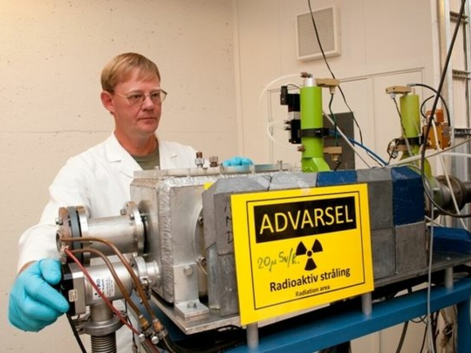 Jon Petter Omtvedt with his self-made equipment for the chemical experiments. (Photo: Yngve Vogt/University of Oslo)