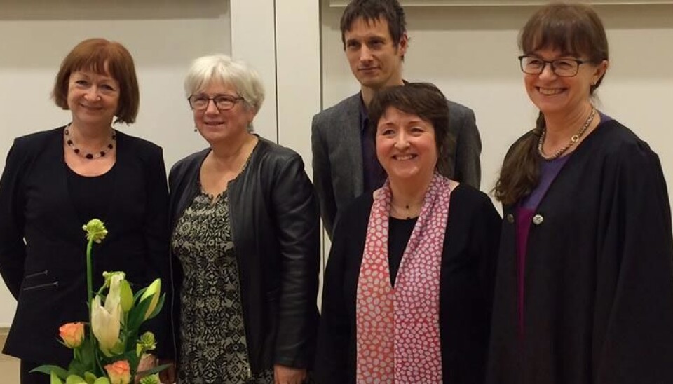 Bedømmelseskomiteen besto av (fra venstre) førsteamanuensis Liv Torunn Eik (HSN), professor Vebjørg Tingstad (NTNU) og lektor Thomas Gitz-Johansen (Roskilde Universitet) poserer sammen med Nordømme og dekan ved Fakultet for humaniora og utdanningsvitenskap, Kristin Barstad. (Foto: privat)