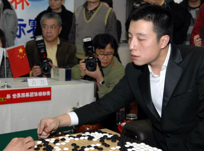 Den kinesiske spilleren Gu Li spiller mot Lee Sedol i 2009. Lee Sedol skal prøve seg mot programmet i løpet av vinteren. (Foto: Corbis/NTB Scanpix) Den kinesiske spilleren Gu Li spiller mot Lee Sedol i 2009. Lee Sedol skal prøve seg mot programmet i løpet av vinteren. (Foto: Corbis/NTB Scanpix)