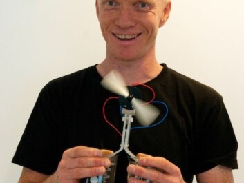 Ole Martin Løvvik demonstrates thermoelectricity with one glass of cold and one glass of hot water. The new technology utilises the temperature difference and generates enough energy to operate a rapidly rotating fan. (Photo: Yngve Vogt/University of Oslo) Ole Martin Løvvik demonstrates thermoelectricity with one glass of cold and one glass of hot water. The new technology utilises the temperature difference and generates enough energy to operate a rapidly rotating fan. (Photo: Yngve Vogt/University of Oslo)