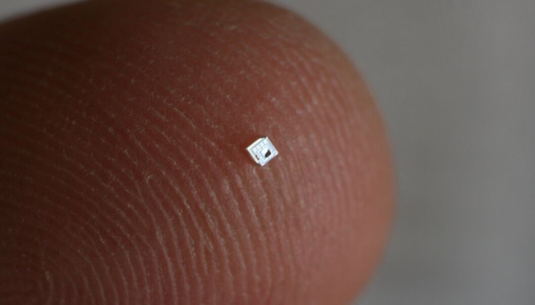 The tiny pressure sensor looks like a pinprick on a finger. (Photo: Werner Juvik/SINTEF) The tiny pressure sensor looks like a pinprick on a finger. (Photo: Werner Juvik/SINTEF)