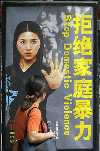 Modellen Wang Tong viser hva hun mener om vold mot kvinner på en plakat i den norsk-støttede organisasjonens informasjonskampanje. (Foto: ADVN) Modellen Wang Tong viser hva hun mener om vold mot kvinner på en plakat i den norsk-støttede organisasjonens informasjonskampanje. (Foto: ADVN)