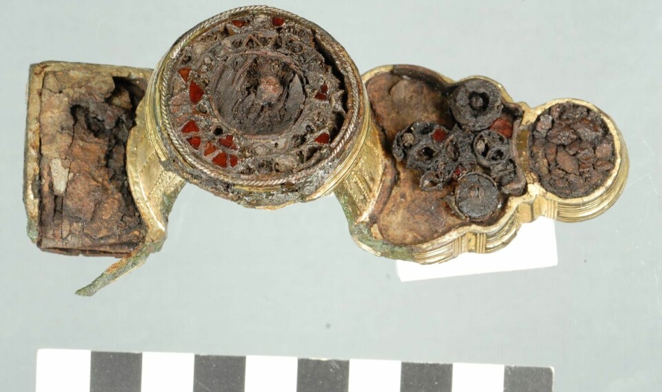 Draktspenne fra merovingertiden ( år 550-750 e.kr), bildet er tatt etter konservering. Ryggknappspennen ble funnet med metallsøker i et pløyelag der jordbruksaktiviteter hadde knekket den i fire deler. Funnsted var Hadsel i Nordland.  (Foto: Tromsø Museum)