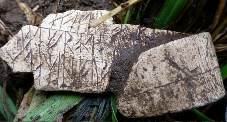 Blykors med runer fra tidlig middelalder funnet i Stavanger, Rogaland.  (Foto: Rygene Detektorklubb)