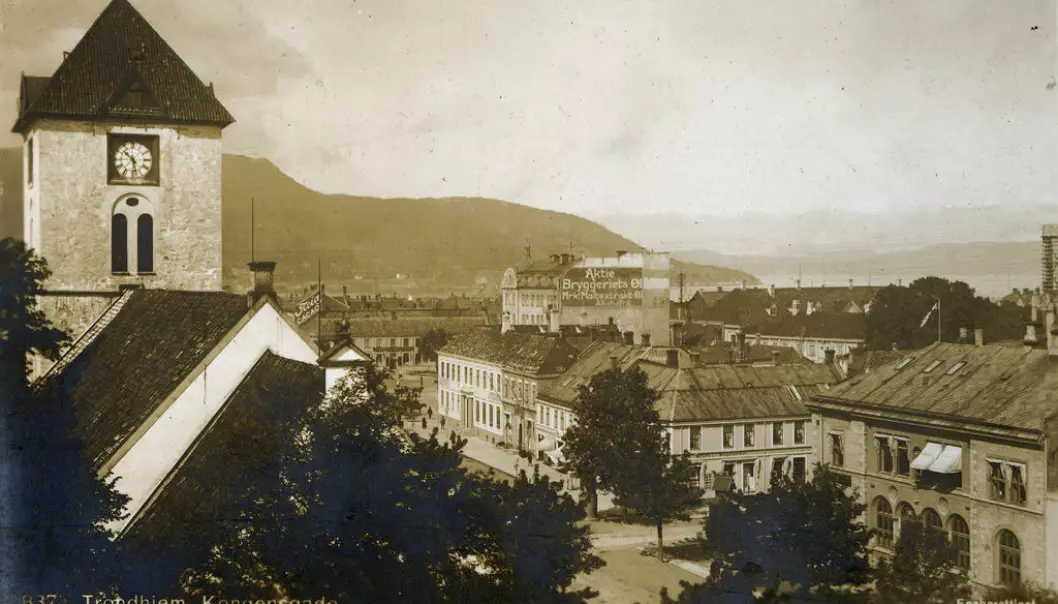 Klokke i Kongens Gade i Trondheim. Før 1895 ville den trolig vist et annet klokkeslett enn klokkene  i for eksempel Bergen.  (Foto: Mittel & Co./Municipal Archives of Trondheim/Flickr.)