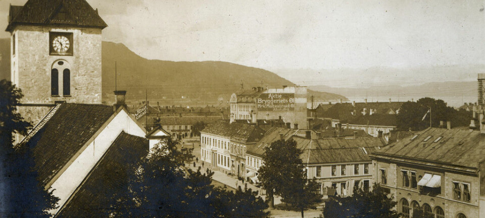 Klokke i Kongens Gade i Trondheim. Før 1895 ville den trolig vist et annet klokkeslett enn klokkene  i for eksempel Bergen.  (Foto: Mittel & Co./Municipal Archives of Trondheim/Flickr.)