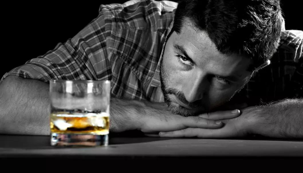 Mange med alkoholsmisbrukslidelser trenger hjelp til å slutte, men i Norge kommer under ti prosent av misbrukerne til behandling. (Illustrasjonsfoto: Shutterstock)