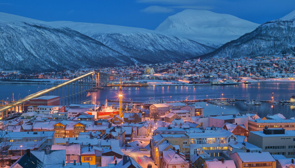 Etter hvert gikk det opp for Kari  Leibowitz at vinteren i Tromsø ikke er noe innbyggerne bare må tåle seg gjennom, slik det er i New Jersey. Det er en tid med snø, skigåing, stearinlys, hytteturer, peisbål, blåtime og nordlys. (Foto: Bård Løken, NN, Samfoto, NTB Scanpix)