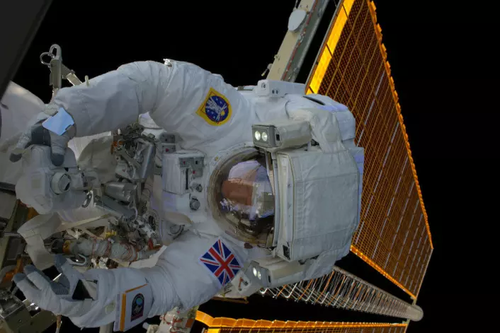 Tim Peake, ESAs britiske astronaut, på romvandring 17. januar 2016. I bakgrunnen sees et av romstasjonens enorme solcellepaneler. Foto: NASA/ESA (Foto: NASA/ESA)