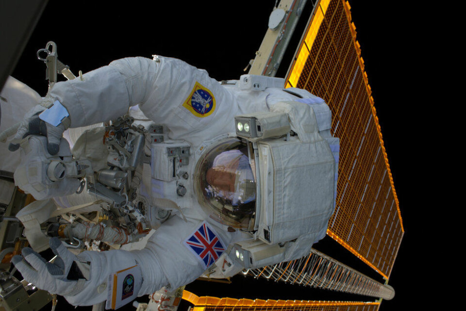 Tim Peake, ESAs britiske astronaut, på romvandring 17. januar 2016. I bakgrunnen sees et av romstasjonens enorme solcellepaneler. Foto: NASA/ESA (Foto: NASA/ESA)