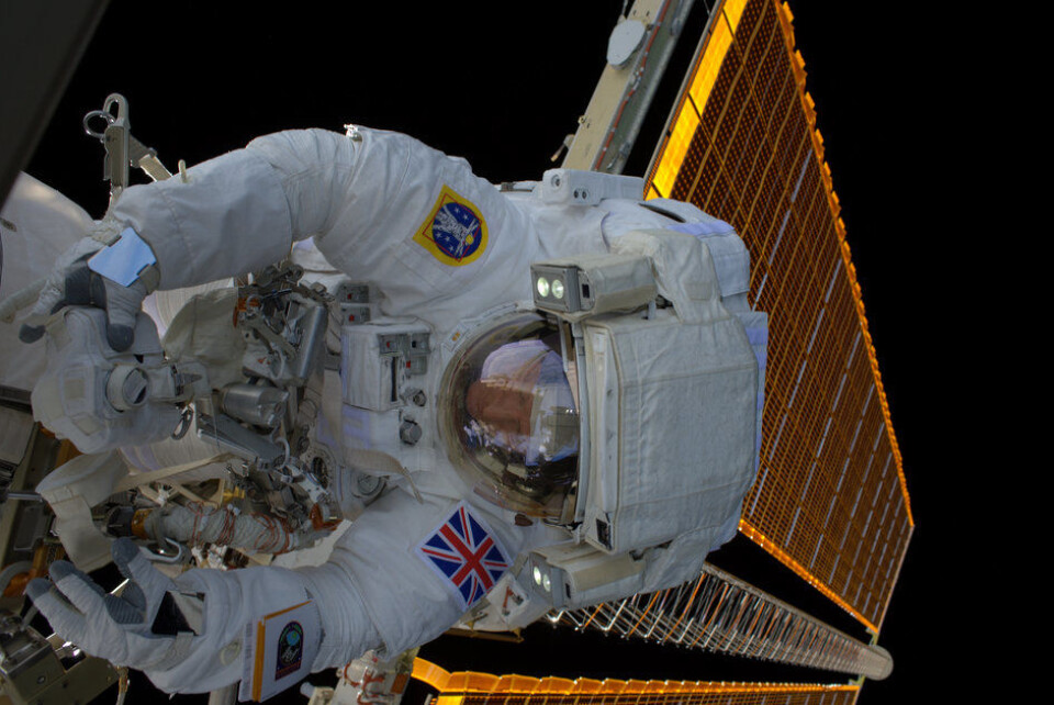 Tim Peake, ESAs britiske astronaut, på romvandring 17. januar 2016. I bakgrunnen sees et av romstasjonens enorme solcellepaneler. Foto: NASA/ESA (Foto: NASA/ESA) Tim Peake, ESAs britiske astronaut, på romvandring 17. januar 2016. I bakgrunnen sees et av romstasjonens enorme solcellepaneler. Foto: NASA/ESA (Foto: NASA/ESA)
