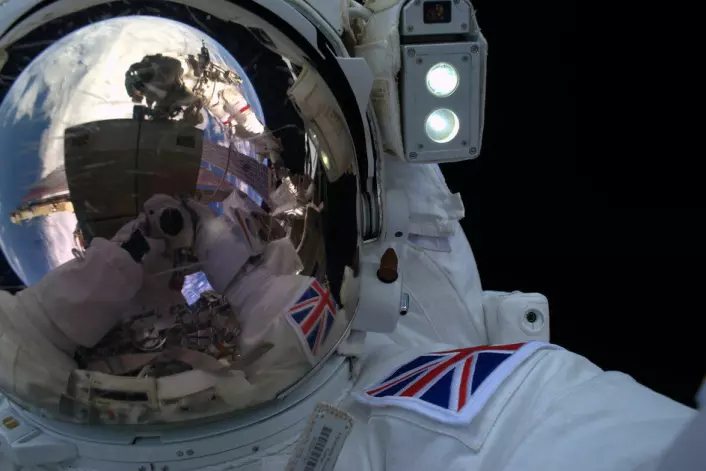 Selfie tatt av Tim Peake, ESAs britiske astronaut, på romvandring utenfor romstasjonen 17. januar 2016. Foto: NASA/ESA (Foto: NASA/ESA)