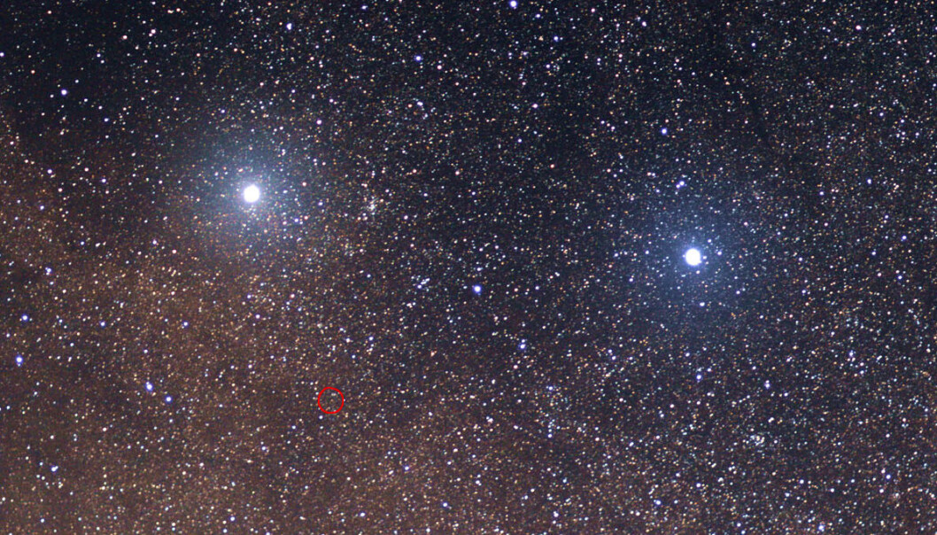 En internasjonal gruppe astronomer skal granske vår nærmeste nabostjerne Proxima Centauri for å finne ut om den har noen planeter. På nettstedet Pale Red Dot skal de blogge og twitre åpent fra planetjakten i Chiles stjerneklare ørken. Proxima Centauri er innringet i rødt på bildet. Den er en liten rød dvergstjerne, usynlig for det blotte øye. Den mye sterkere stjerna Alpha Centauri sees øverst til venstre. Den er nesten like nær som Proxima, og stråler klart på den sørlige stjernehimmelen. Beta Centauri lyser nesten like klart til høyre for den. (Foto: Skatebiker/Creative Commons Attribution-ShareAlike 3.0 License) En internasjonal gruppe astronomer skal granske vår nærmeste nabostjerne Proxima Centauri for å finne ut om den har noen planeter. På nettstedet Pale Red Dot skal de blogge og twitre åpent fra planetjakten i Chiles stjerneklare ørken. Proxima Centauri er innringet i rødt på bildet. Den er en liten rød dvergstjerne, usynlig for det blotte øye. Den mye sterkere stjerna Alpha Centauri sees øverst til venstre. Den er nesten like nær som Proxima, og stråler klart på den sørlige stjernehimmelen. Beta Centauri lyser nesten like klart til høyre for den. (Foto: Skatebiker/Creative Commons Attribution-ShareAlike 3.0 License)