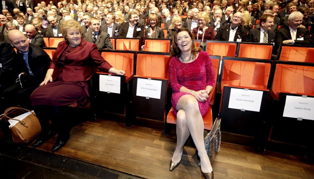 NHO-leder Kristin Skogen Lund blir ofte avbildet med smykker, langt hår, og fargerike klær. Dette bildet er tatt på NHOs årskonferanse i 2015, sammen med blant andre statsminister Erna Solberg. (Foto: Vidar Ruud / NTB scanpix) NHO-leder Kristin Skogen Lund blir ofte avbildet med smykker, langt hår, og fargerike klær. Dette bildet er tatt på NHOs årskonferanse i 2015, sammen med blant andre statsminister Erna Solberg. (Foto: Vidar Ruud / NTB scanpix)