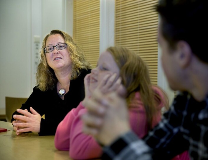 Lisa Melkild Olsen er lærerutdannet, jobber i skolen og skjønte tidlig at begge barna hadde lese- og skrivevansker. I dag har begge ungene fått diagnosen dysleksi, men møtet med skolen har vært vanskelig. (Foto: Stig Brøndbo) Lisa Melkild Olsen er lærerutdannet, jobber i skolen og skjønte tidlig at begge barna hadde lese- og skrivevansker. I dag har begge ungene fått diagnosen dysleksi, men møtet med skolen har vært vanskelig. (Foto: Stig Brøndbo)
