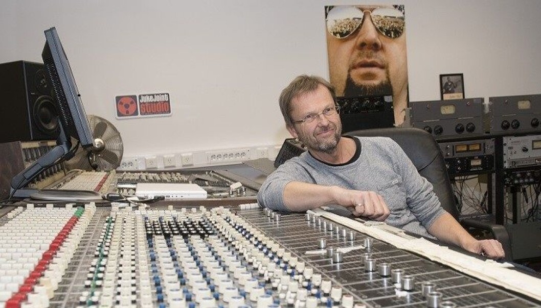 Espen Fjelle er daglig leder av Europas Blues Senter på Notodden. Han og forskerne skal finne ut hva som kan gjøres for å bevare bluesen i Norge. Her er han i Juke Joint Studio som har flyttet inn i Bok & Blueshuset og ligger nå vegg-i-vegg med Blueseet. Dette legendariske studioet har mange spennende historier å fortelle. Blant annet befinner miksebordet fra Stax Studio i Memphis seg her, forteller Fjelle. (Foto: Ole Bjørn Ulsnæs) Espen Fjelle er daglig leder av Europas Blues Senter på Notodden. Han og forskerne skal finne ut hva som kan gjøres for å bevare bluesen i Norge. Her er han i Juke Joint Studio som har flyttet inn i Bok & Blueshuset og ligger nå vegg-i-vegg med Blueseet. Dette legendariske studioet har mange spennende historier å fortelle. Blant annet befinner miksebordet fra Stax Studio i Memphis seg her, forteller Fjelle. (Foto: Ole Bjørn Ulsnæs)