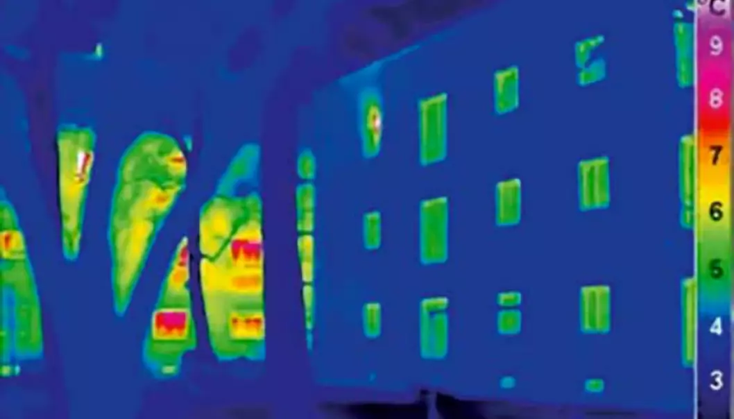 This infrared photo shows heat loss from a normal house on the left, compared to a passive house on the right. (Illustration: Passivhaus Institut)