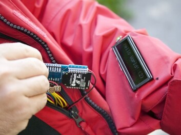 Instead of a phone screen, a display is sewn into the jacket sleeve showing a line of rolling text. A person receiving a message feels a small vibration in his or her collar.(Photo: Gry Karin Stimo/SINTEF) Instead of a phone screen, a display is sewn into the jacket sleeve showing a line of rolling text. A person receiving a message feels a small vibration in his or her collar.(Photo: Gry Karin Stimo/SINTEF)